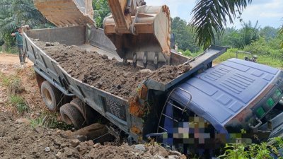 载满砂石泥土的罗里失控冲入大沟内，导致司机夹毙车内。