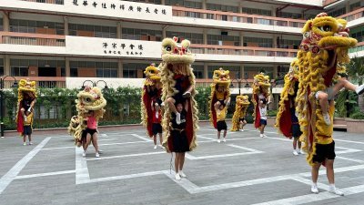 兴华中学新春醒狮采青贺岁队伍利用假期进行紧锣密鼓的训练。