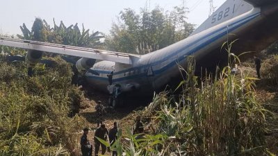 缅甸军方一架运-8运输机，在印度米佐拉姆邦的伦格普伊机场滑出跑道，机身变得弯曲。（图取自网络）