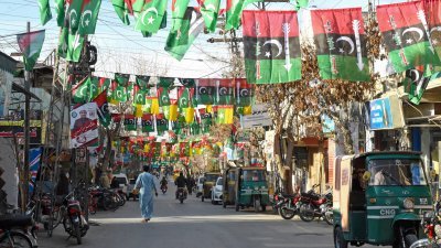 巴基斯坦将在2月8日举行全国大选，俾路支省首府奎达市的街道挂上了各政党的旗帜。（图取自法新社）