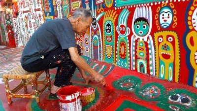 黄永阜以充满彩色、童趣绘画风格的彩绘，将台中南屯的春安社区打造成“全球值得探访”景点。（图取自网络）
