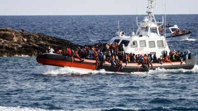 2023年9月 18日，意大利西西里岛兰佩杜萨岛附近，在海上获救的移民登上一艘意大利海岸警卫队船只。（图取自路透社档案照）