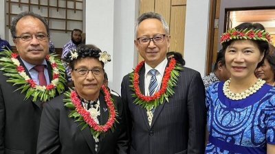 台湾驻马绍尔群岛大使夏季昌（右2）夫妇向马国新任总统海涅（左2）伉俪祝贺，双方重申台马“邦谊”友好稳固，将持续深化各领域合作关系。（图取自台湾外交部/中央社）