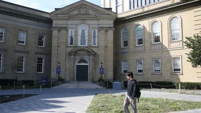 2023年9月26日，一名学生走在加拿大安大略省多伦多市的多伦多大学圣乔治校区前。（图取自路透社档案照）