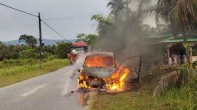 一辆在路上行驶中的迈威轿车突然起火，整辆车被熊熊烈火烧毁。