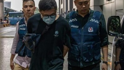 大马警方1月16日突击柔佛州两个住宅单位，逮捕5名大马男子，他们涉嫌参与针对新加坡人的“假朋友”电话诈骗案。 （新加坡警察部队提供 ）