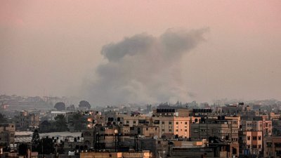 以色列与哈马斯之间的战斗仍在持续，以色列周二轰炸了加沙地带南部的汗尤尼斯，冒出滚滚浓烟。（图取自法新社）