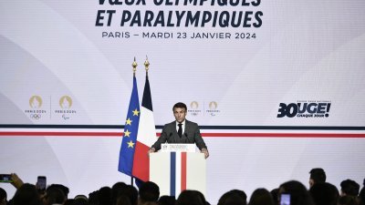 法国总统马克龙当地时间周二视察法国国家体育运动学院，就巴黎奥运会筹备工作讲话。（图取自法新社）