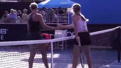 乌克兰少女网球选手科特利亚尔在比赛后，与俄罗斯对手明切瓦握手。（图取自网络）