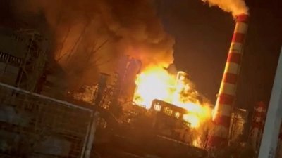 路透社在社交媒体周四流传的影片截图，俄罗斯图阿普谢炼油厂发生大火，火势相当惊人。（图取自路透社）