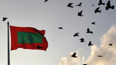 一面马尔代夫国旗在该国首都马累飘扬。（路透社档案照）