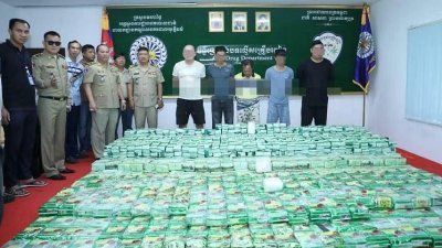 柬埔寨肃毒局破获大规模海上跨国毒品走私案，被逮捕的5名外籍男子，包括一名新加坡籍59岁男子。 （取自柬埔寨肃毒局面子书）