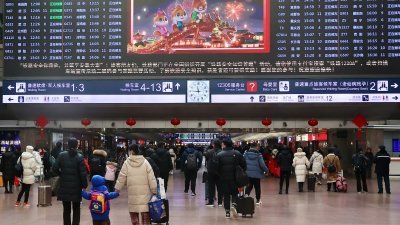随著龙年春节的临近，北京西站客流渐增。中国2024年春运将于1月26日拉开帷幕。图为旅客周四在北京西站出行。（图取自中新社）