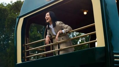 梁洛施为东方快车新路线拍摄宣传照，她表示，第一次在火车上拍摄，感到很特别。（取自《悦游》）