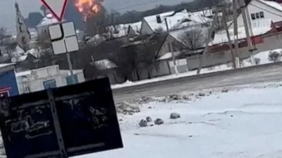 路透社从社交媒体取得的截图显示，一架俄罗斯军用运输机在与乌克兰接壤的边境地区别尔哥罗德州坠毁。（图取自路透社）