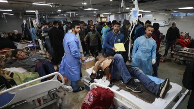 加沙城希法医院周四接收了大批死伤者，当局指他们等候人道援助物资时遭以军袭击。（图取自法新社）