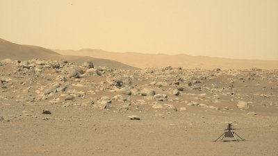 2021年6月15日，火星车“毅力”号为“机智”号拍下照。