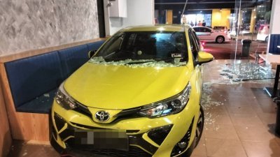 68岁华裔司机因错把油门煞车，使得其驾驶的丰田Yaris轿车一头猛撞进笨珍商业区一间餐馆，吓坏业者及食客。（社交媒体）