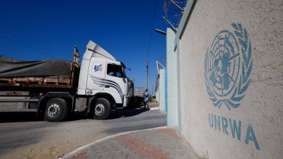 以巴战争爆发以来，联合国近东救济工程处一直向加沙超过200万人提供人道援助。图为去年10月21日，一辆援助卡车抵达近东救济工程处的储存设施。（路透社档案照）
