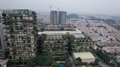 为抢救房市，中国广州宣布，面积120平方公尺以上的住房不再纳入限购范围。图为中国房地产开发商碧桂园在广东佛山的总部。（图取自法新社）