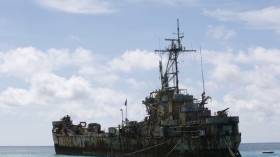 菲律宾于1999年搁浅在仁爱礁上的“马德雷山”号登陆舰。（图取自路透社档案照）