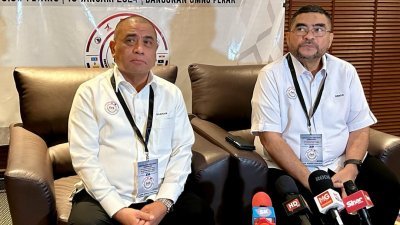 沙拉尼（左）表示，霹雳州政府将探讨废除新公务员退休金制度所带来的影响。左2为希盟霹雳州主席拿督斯里慕扎希。