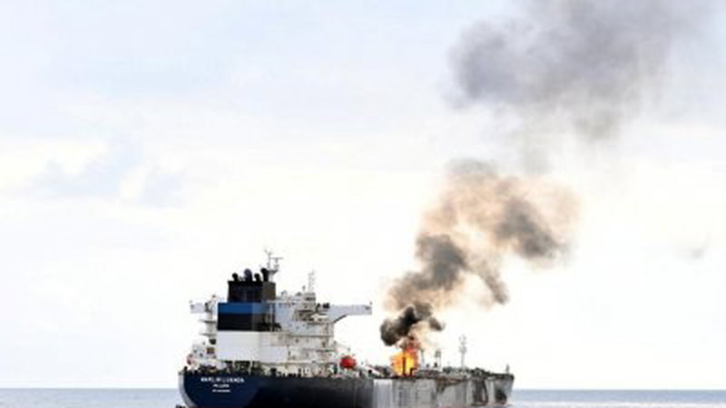 1月27日发布的照片显示，托克集团旗下的“马林.罗安达”号商船在亚丁湾被“青年运动”反舰导弹击中后冒出浓烟。（图取自X/@indiannavy/路透社）