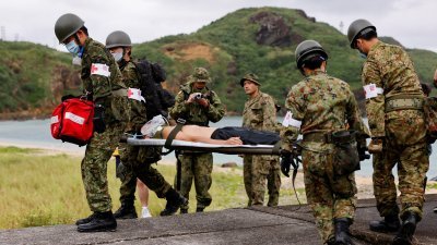 2023年11月12日，日本自卫队士兵在冲绳县与那国岛参加疏散演习。（图取自路透社档案照）
