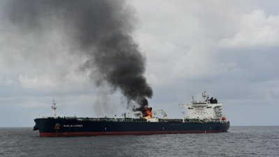 1月27日发布的照片显示，“Marlin Luanda”号商船在亚丁湾被“青年运动”反舰导弹击中后冒出浓烟。（图取自X/@indiannavy/路透社）