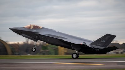 在2021年12月15日，英国拉肯希斯空军基地接收第一架F-35A闪电II战机。（图取自https://www.lakenheath.af.mil/）