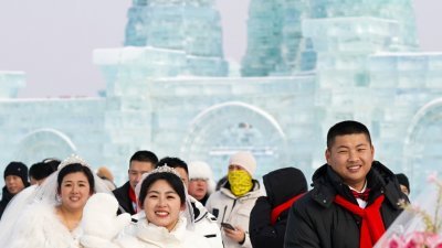 来自河北、山东、四川、黑龙江等15个省、自治区和直辖市的35对新人本月6日，在哈尔滨冰雪大世界举办集体婚礼。哈尔滨公益冰雪集体婚礼是哈尔滨国际冰雪节系列活动之一，也是中国首个以冰雪为载体的婚礼大典活动，迄今已成功举办40届。（图取自中新社）