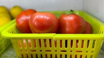 杂货店业者没有标示番茄价格，遭甲州贸易及生活成本局当场开出罚单。