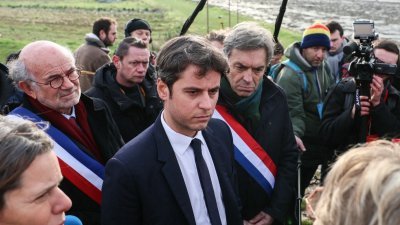 法国总理阿塔尔当地时间上周日在参观图尔附近帕尔凯梅斯莱的一个农场时与农民交谈。当时几个农民工会计划周一在全国发起抗议活动。 （图取自法新社）