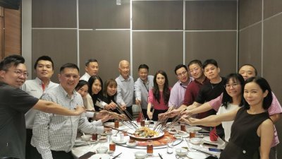 林成国（左8）、胡禄滨（左6）带领团队，与中文媒体聚餐并一起捞生迎接新年的到来。