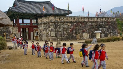 韩国的小学生参加学校的户外教学，参观全罗南道顺天市的乐安邑城民俗村。（图取自网络）