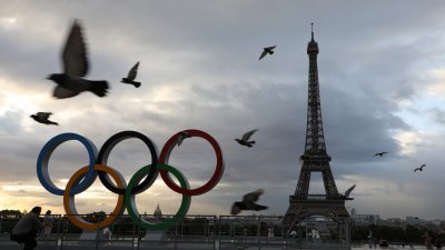 2024年奥运会7月将在法国首都巴黎登场。图为巴黎地标埃菲尔塔附近设置了奥运会五环标志。（法新社档案照）
