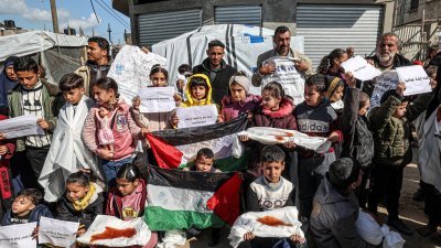 巴勒斯坦人在加沙地带南部地区拉法举行集会，呼吁国际社会继续支持联合国的近东救济工程处。（图取自法新社）