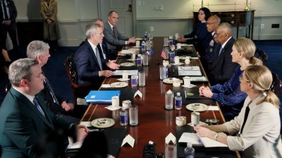 美国国防部长奥斯汀（右3）当地时间周一，在五角大厦与北约（NATO）秘书长斯托尔滕贝格（左3）举行会谈。（图取自路透社）