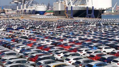 1月10日在中国山东省烟台港的一个码头，放眼望去是待出口的汽车。（图取自《中国日报》/路透社档案照）