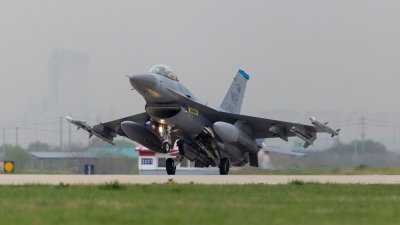2023年4月14日，韩国群山市空军基地第8战斗机联队的一架美军F-16战斗机抵达光州空军基地参加韩国飞行训练活动。（图取自Cpl. Tyler Harmon/海军陆战队/www.airforcetimes.com）
