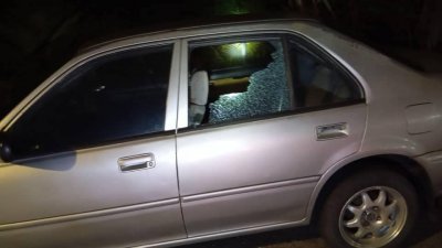 3名少年抛石头玩闹，4辆停放路边车子遭殃，车窗被砸破。