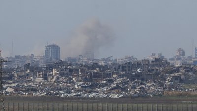 色列与哈马斯之间的战斗在周二持续，加沙北部升起浓烟。（图取自路透社）