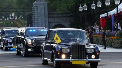 依布拉欣陛下从新山武吉士林王宫启程，座驾为“劳斯莱斯幻影 VI”（Phantom VI），是一款全球仅有374辆的经典级豪华轿车，引起车迷关注。（马新社）
