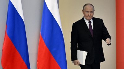 俄罗斯总统普京当地时间周四抵达莫斯科市中心的戈斯蒂尼德沃尔会议中心准备发表年度国情咨文。（图取自法新社）

