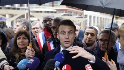 法国总统马克龙当地时间周四在巴黎北部圣但尼举行的2024年巴黎奥运会村落成典礼上向记者发表讲话。（图取自法新社）