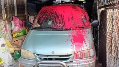 骆恒宗停泊在住家旁的休旅车，周五清晨被发现遭不明人士泼红漆。