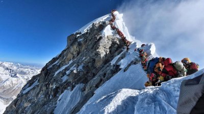这张由登山者普贾的“可能计划”探险队（Possible Project），于2019年5月22日拍摄的照片显示，登山者在珠峰上拍成了长长的人龙，等候站上顶峰。（图取自“可能计划”/法新社）