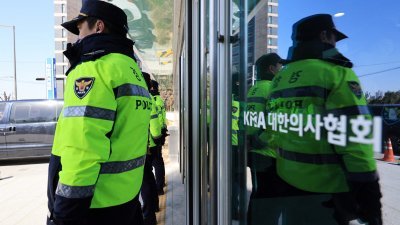 韩国警方周五突袭搜查位于首尔的大韩医生协会办公室。（图取自法新社）