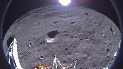 美国私人企业直觉机器公司的月球著陆器“奥德修斯”，在周四电量耗尽之前传回了上周拍下的照片，照片背景是新月形的地球。（图取自直觉机器公司/法新社）