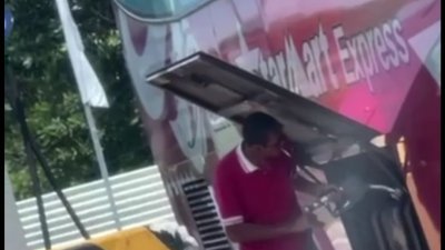 社交媒体疯传长巴士司机一边添油一边抽烟视频引起警方严正关注，呼吁民众勿在禁烟区抽烟。